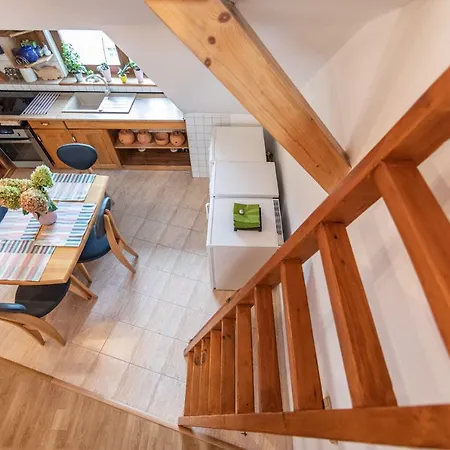 Romanticke V Podkrovi Idealne Pre Pary Alebo Rodinku-self Check Bratislava